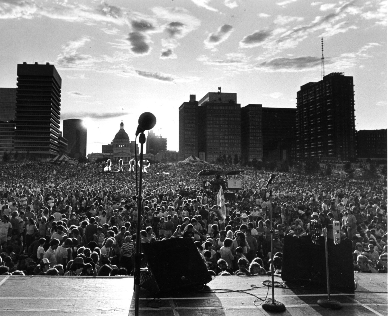 1983: Linda Ronstadt at VP Fair